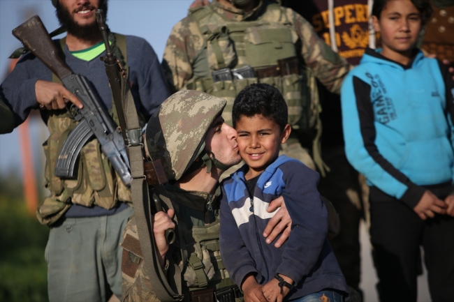 Türk komandosu savaş mağdurlarının umudu oldu